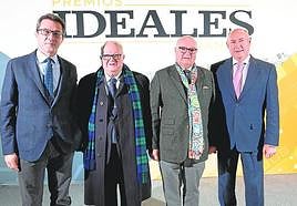 Antonio García, primero por la derecha, junto a su presidente Gregorio García y otras personalidades en un evento.