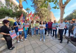 Protesta por los retrasos del Bono Joven al Alquiler, en la puerta de la Delegación de Fomento.