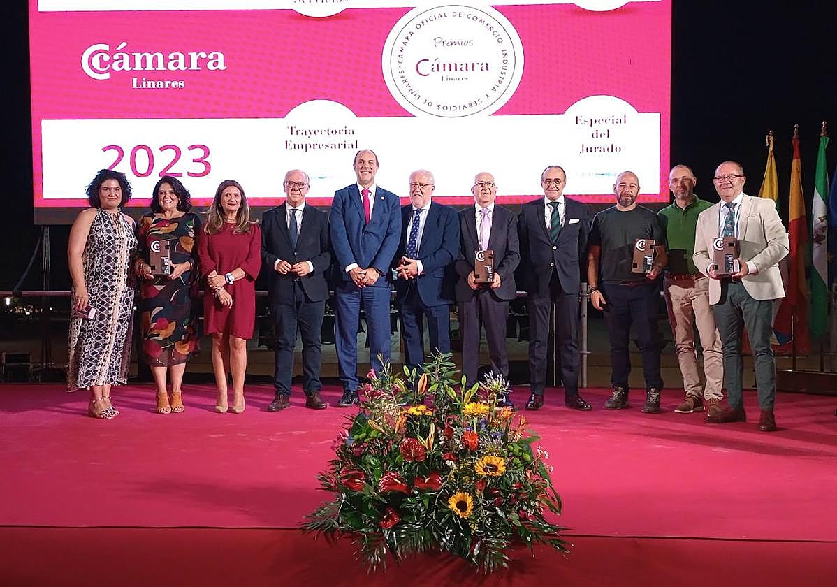 Foto de familia de la entrega de los Premios Cámara 2023.