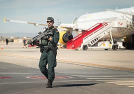 Dispositivo en el aeropuerto de Granada con motivo de la cumbre europea.