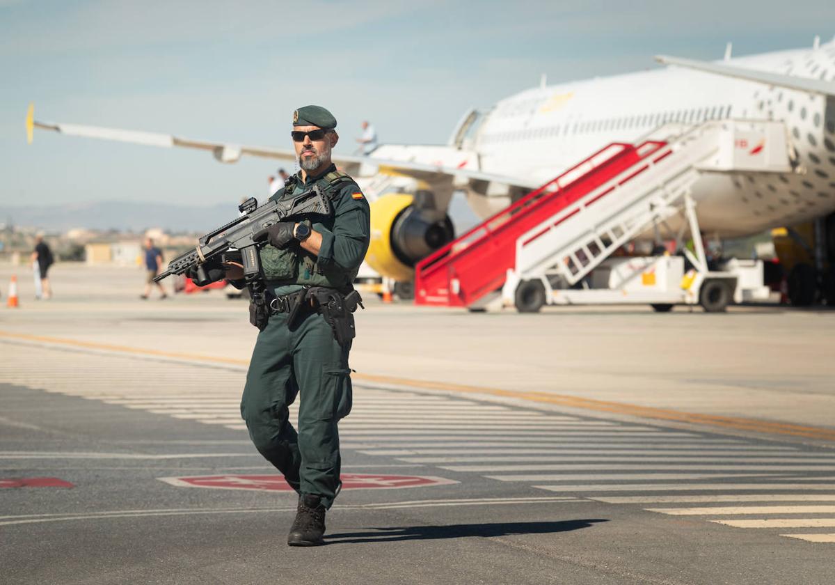 Dispositivo en el aeropuerto de Granada con motivo de la cumbre europea.