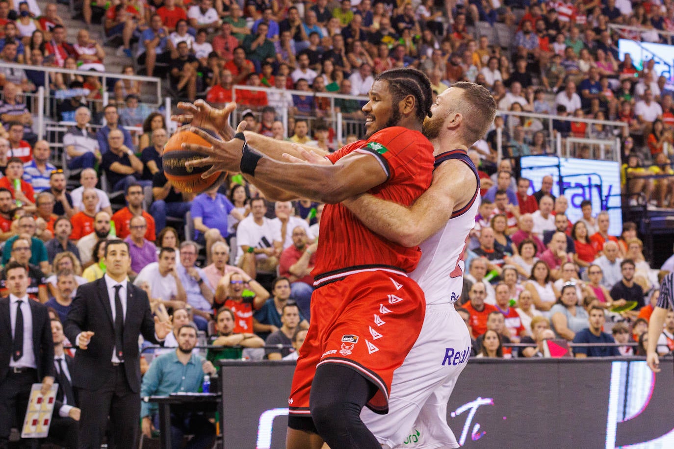 Cristiano Felicio, presionado por Matt Costello, sufre en la zona durante el partido contra el Baskonia.