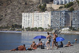 Turistas en la playa de Almuñécar ayer.