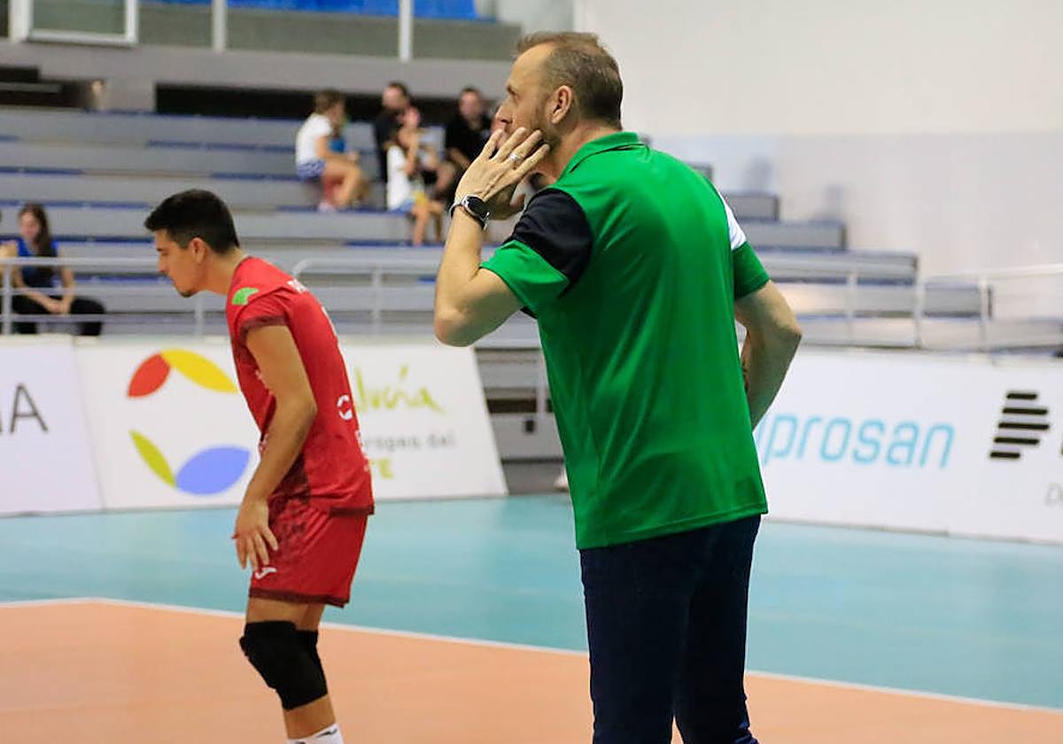 Carlos Carreño se dirige a sus jugadores durante el primer set del partido ante Léleman.