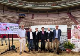 En el centro, Manuel Díaz, Juan Belmonte y Agustín González, en el pregón.