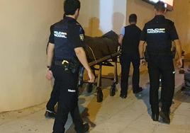 Efectivos de laPolicíaNacional, durante en levantamiento de los cadáveres.