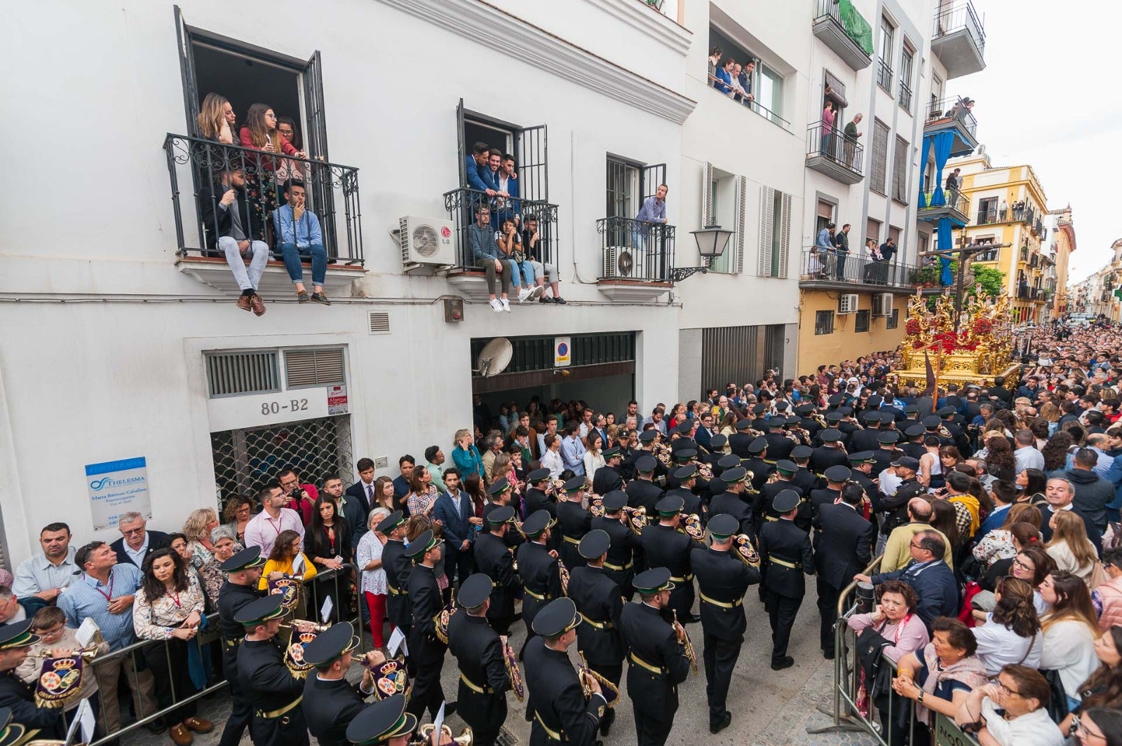 La banda Centuria Macarena acompaña a la hermandad del Buen Fin en Sevilla.