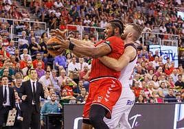 Cristiano Felicio, presionado por Matt Costello, sufre en la zona durante el partido contra el Baskonia.