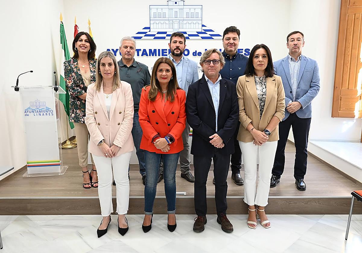 La alcaldesa, Auxiliadora del Olmo, acompañada por la casi totalidad de sus concejales del Gobierno municipal linarense.