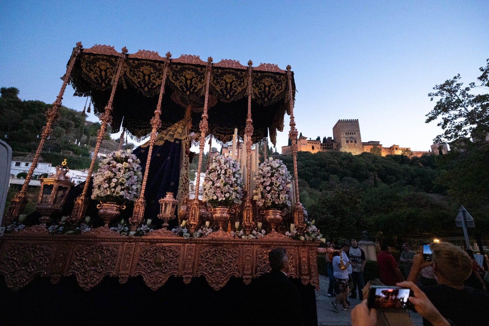 Las imágenes de los traslados del miércoles para la Magna de Granada