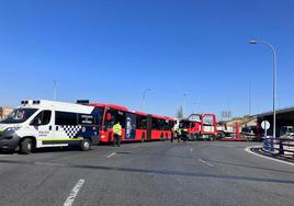 Accidente producido en la rotonda de la avenida de Andalucía