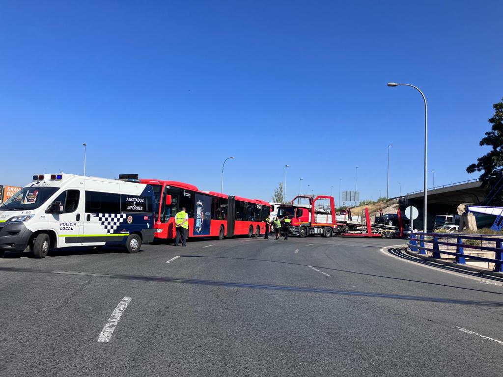 Accidente producido en la rotonda de la avenida de Andalucía