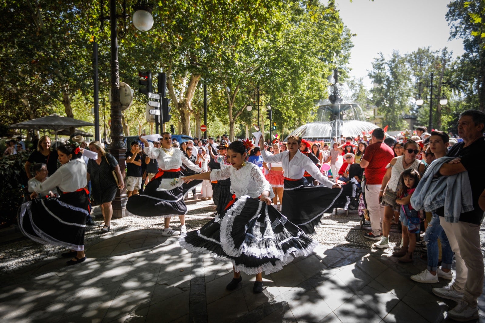 El pasacalles multicultural por el Día de la Hispanidad en Granada