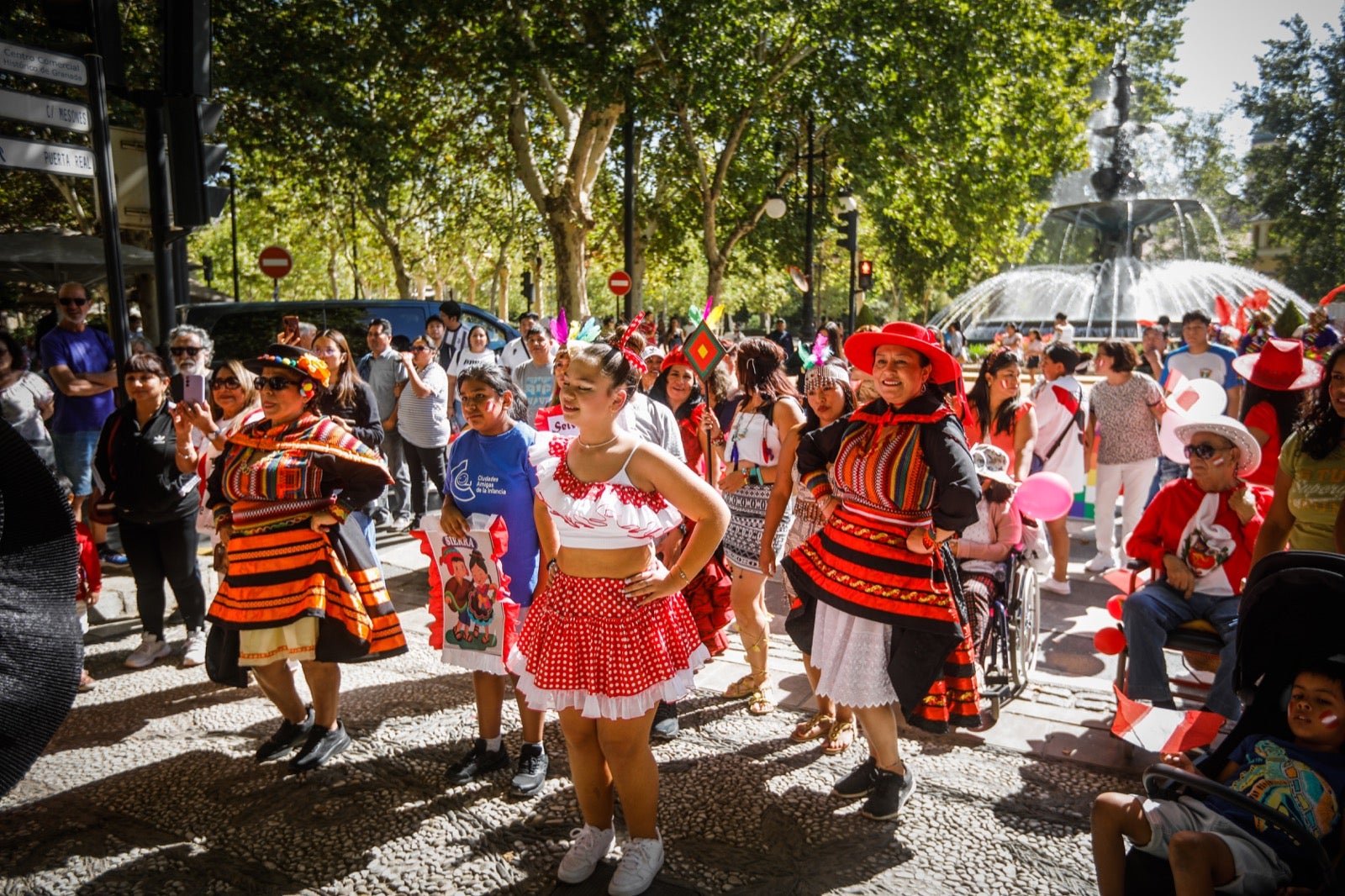 El pasacalles multicultural por el Día de la Hispanidad en Granada