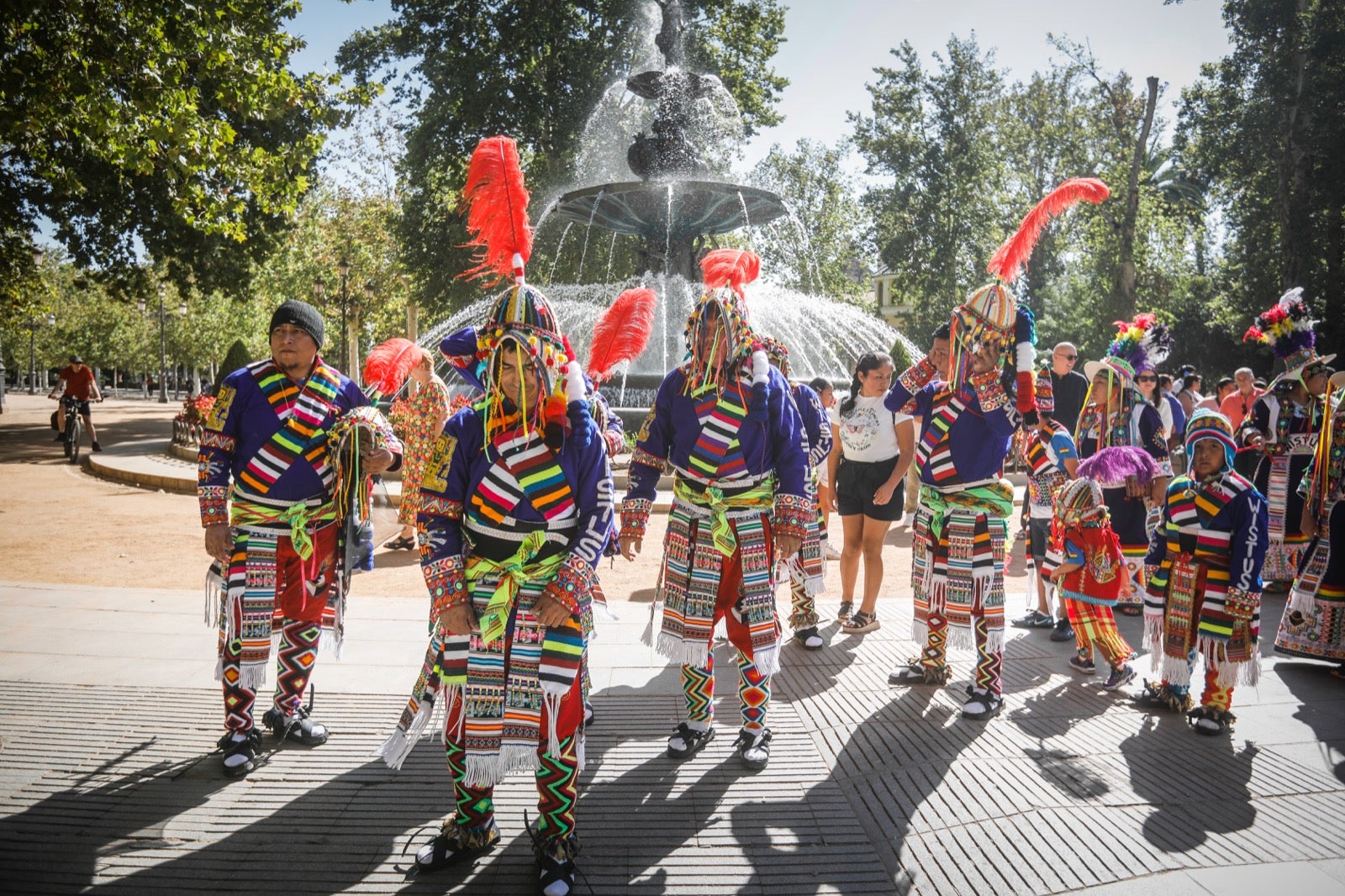 El pasacalles multicultural por el Día de la Hispanidad en Granada