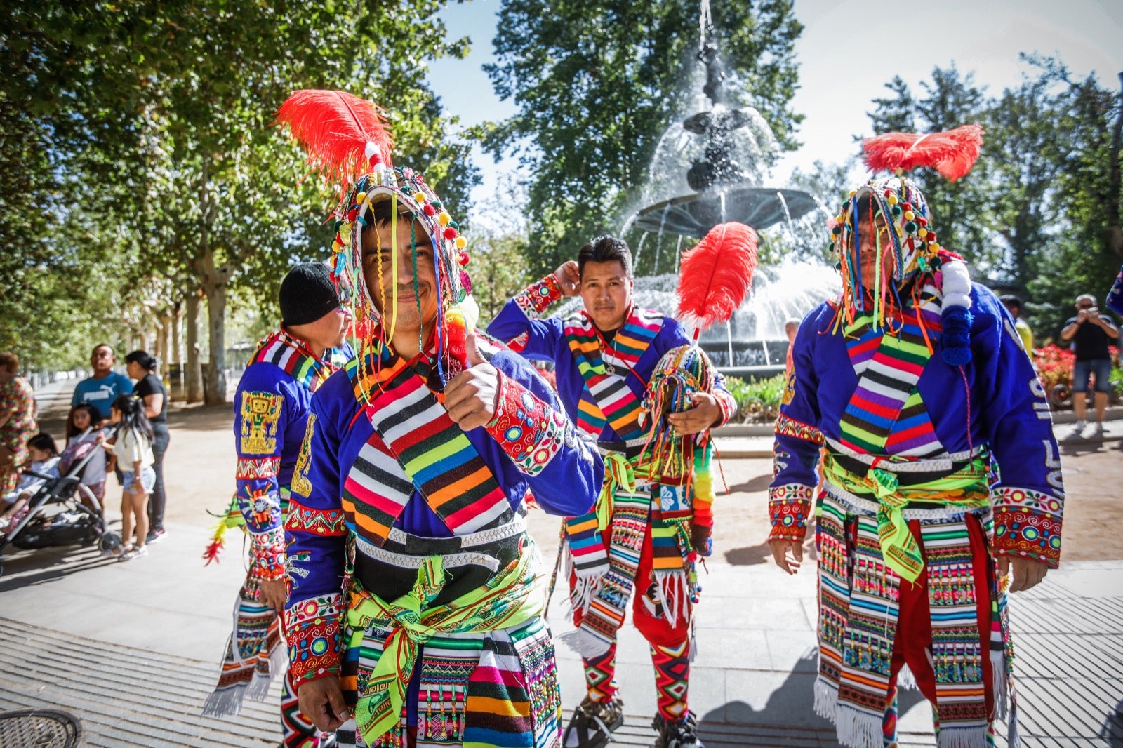 El pasacalles multicultural por el Día de la Hispanidad en Granada