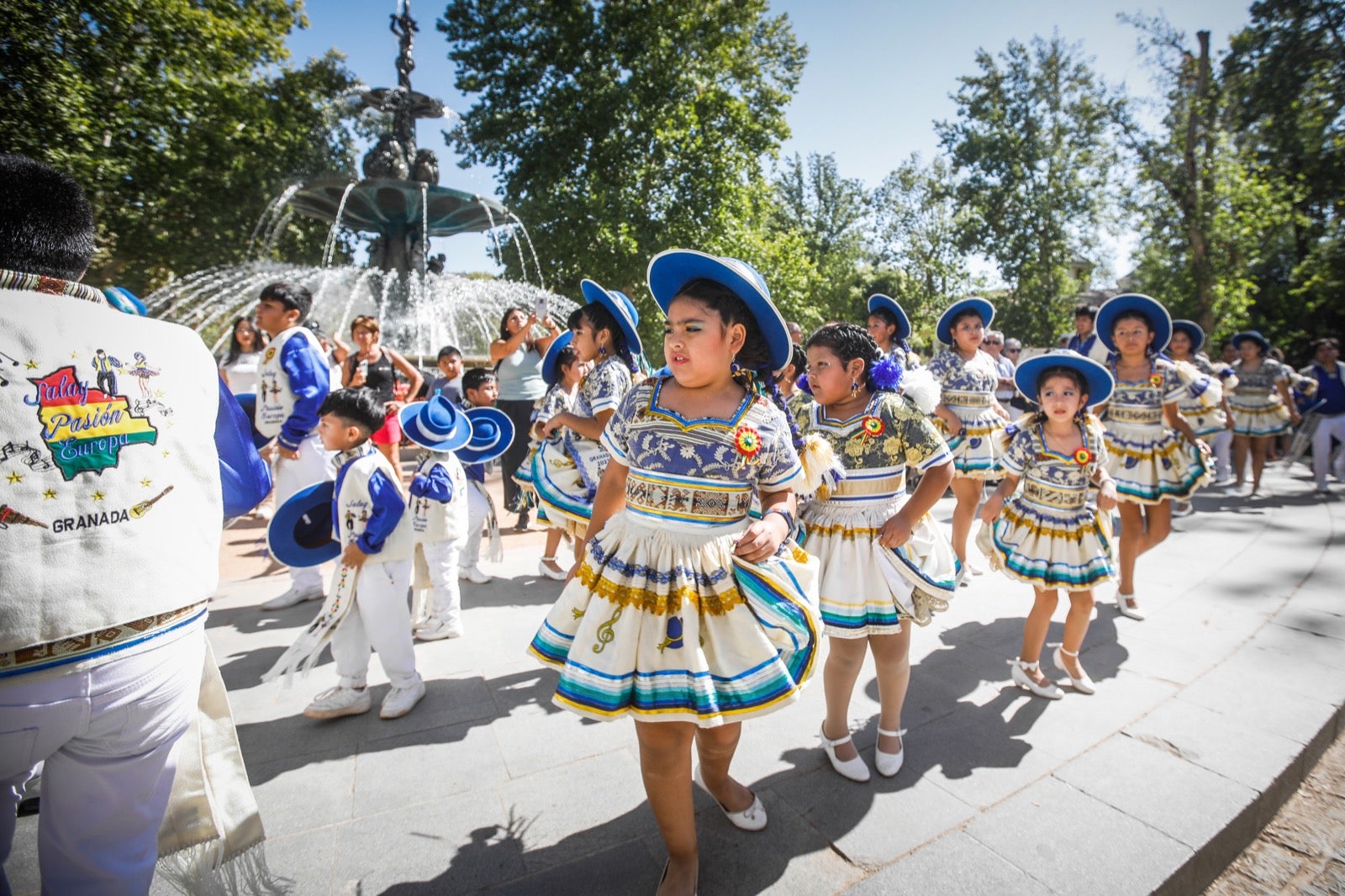 El pasacalles multicultural por el Día de la Hispanidad en Granada