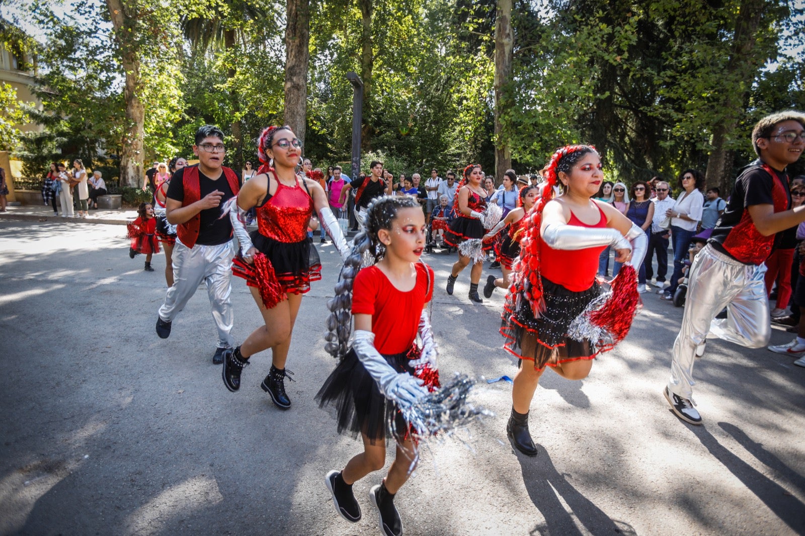 El pasacalles multicultural por el Día de la Hispanidad en Granada