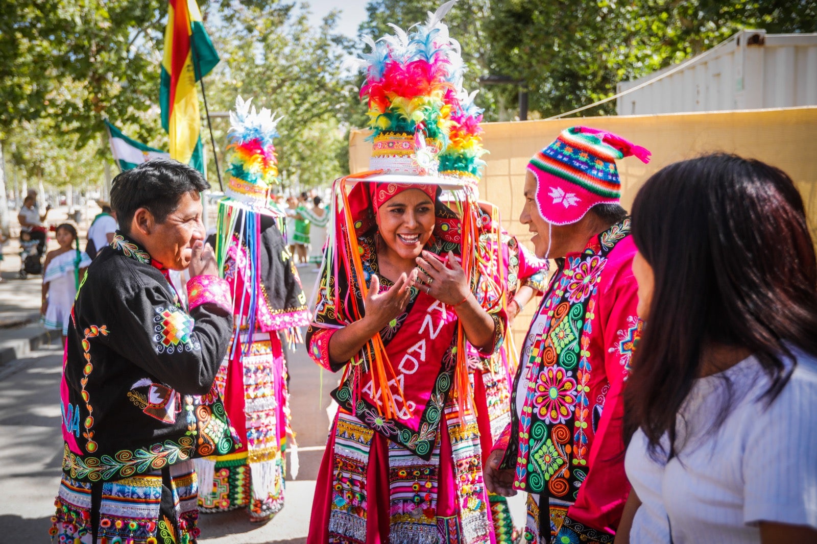 El pasacalles multicultural por el Día de la Hispanidad en Granada