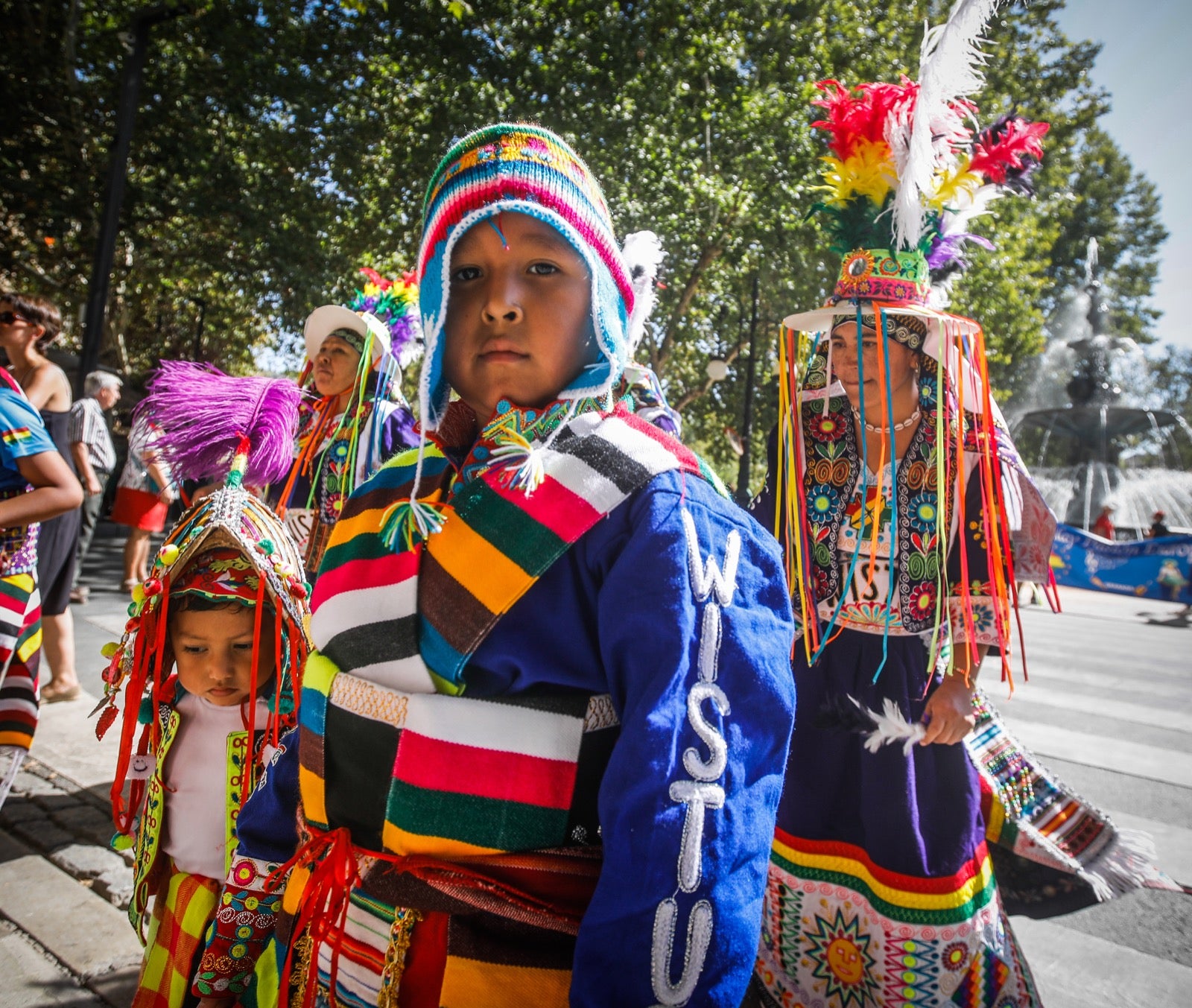 El pasacalles multicultural por el Día de la Hispanidad en Granada