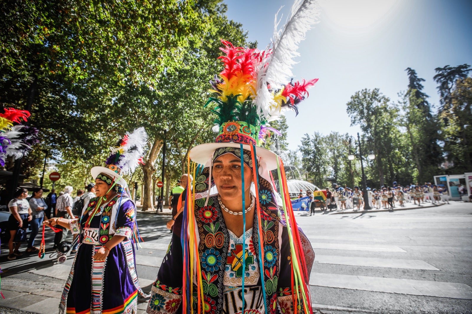 El pasacalles multicultural por el Día de la Hispanidad en Granada