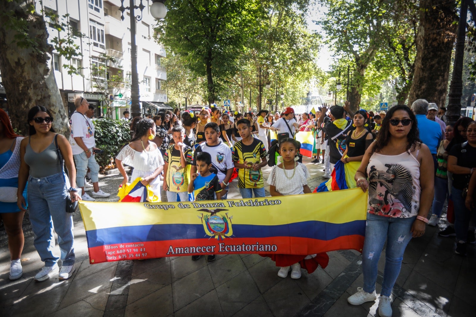 El pasacalles multicultural por el Día de la Hispanidad en Granada