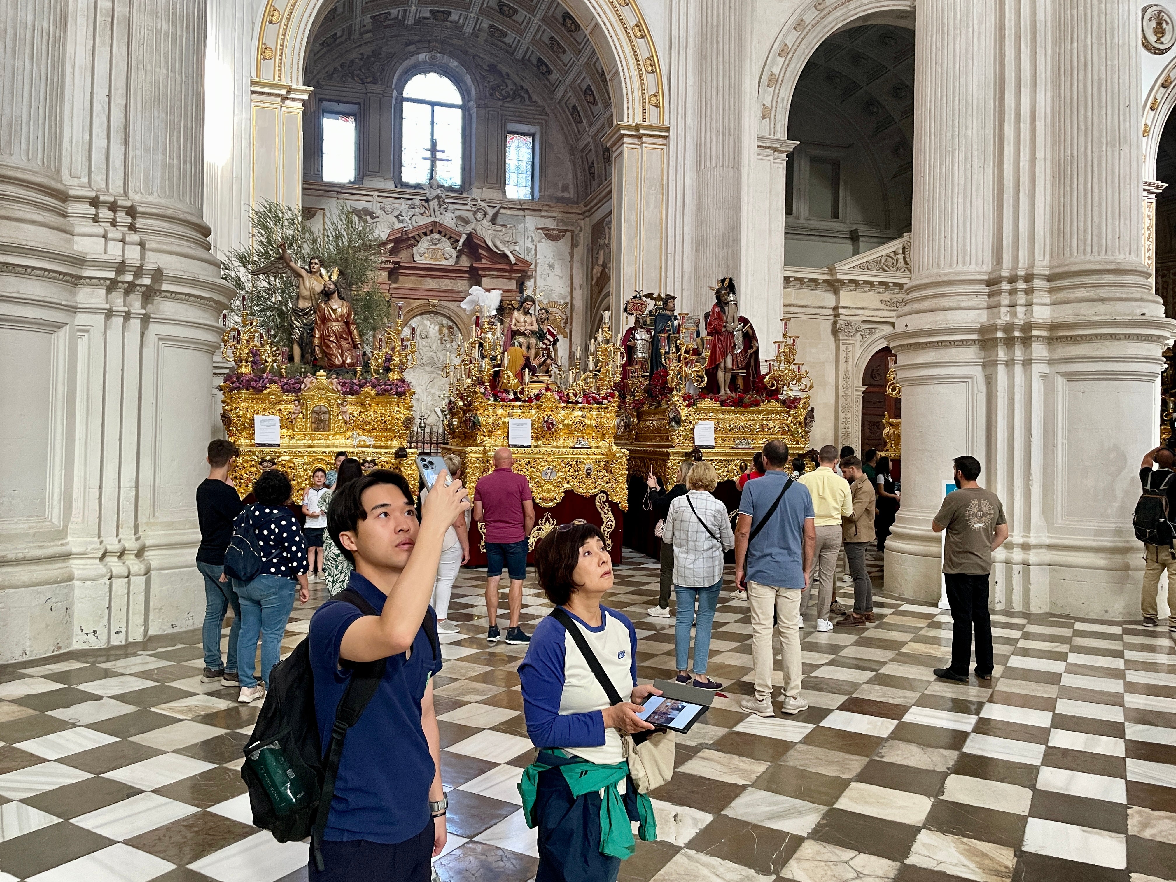Granadinos y visitantes contemplan los pasos dentro de la Catedral.