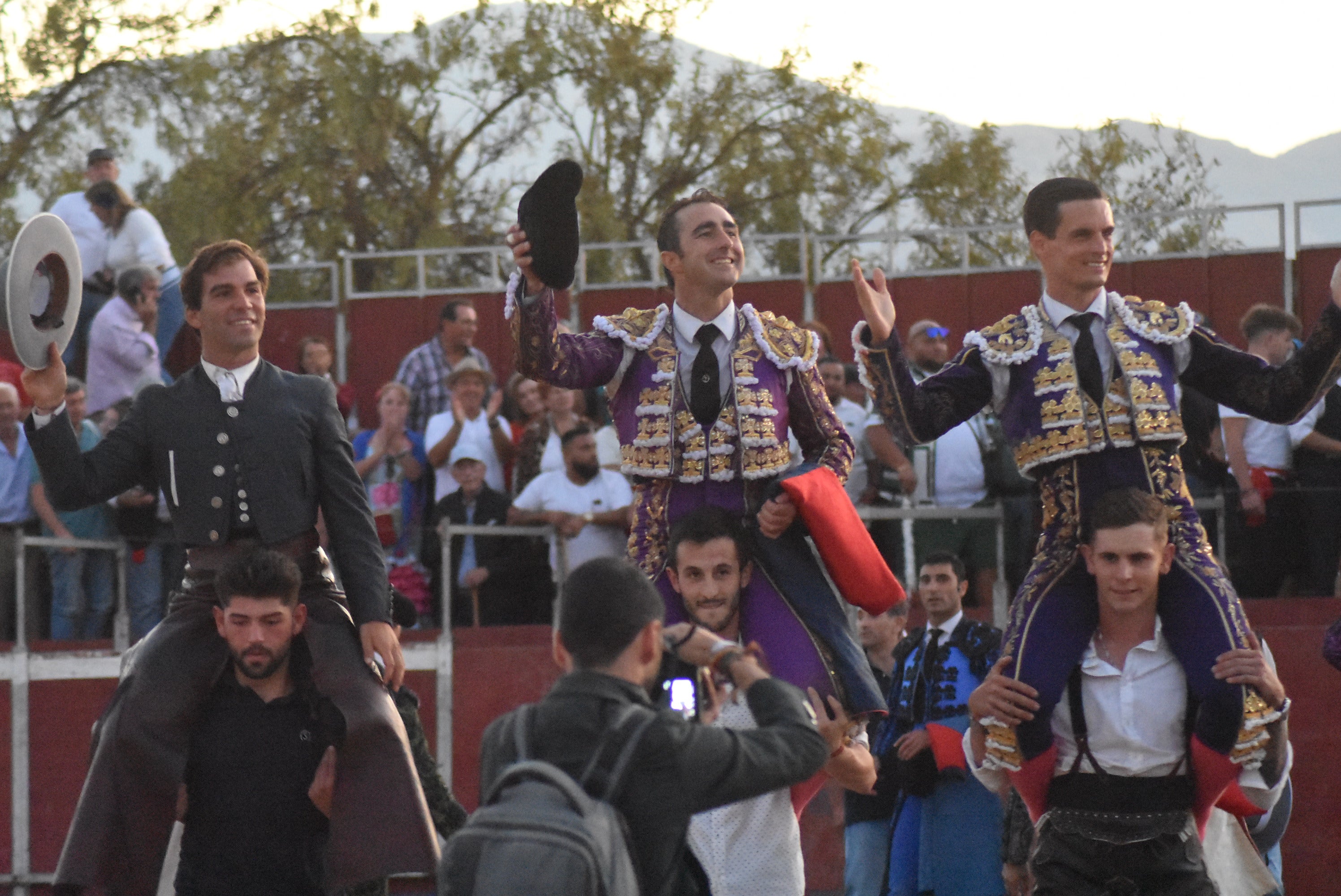 La terna sale a hombros en Ugíjar.