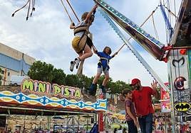 Saltos en una de las atracciones de la Feria de San Lucas.