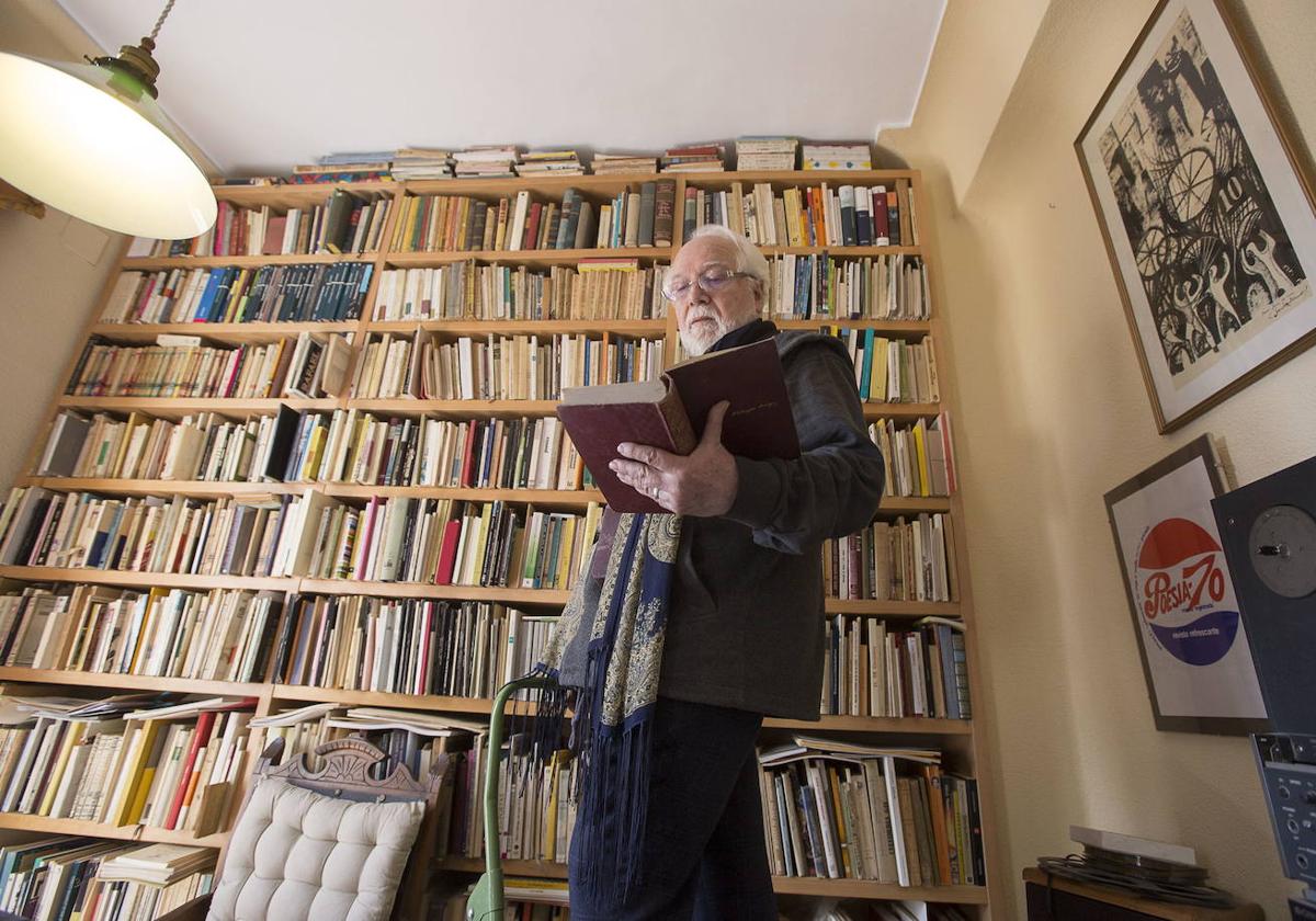 Juan de Loxa, unos meses antes de su fallecimiento, en la biblioteca de la que fuera su casa en la calle Reyes Católicos.