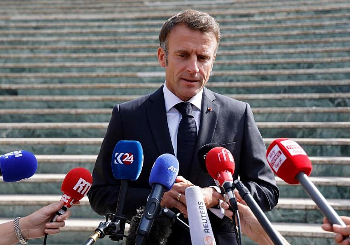 Macron atiende a los medios a las afueras del Palacio de Congresos.