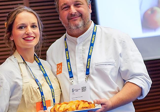 Noelia Acedo junto a Antonio Martín y la tarta de manzana de la Pastelería Daza.
