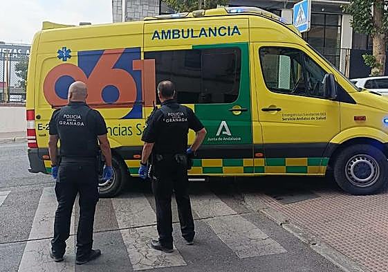 Una ambulancia del 061 y dos policías municipales en la calle Poco Trigo.