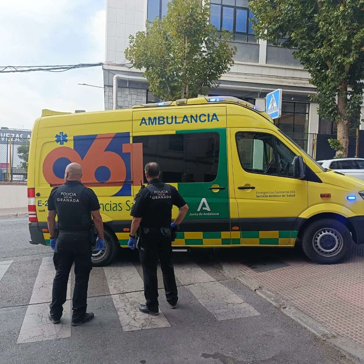 Una ambulancia del 061 y dos policías municipales en la calle Poco Trigo.