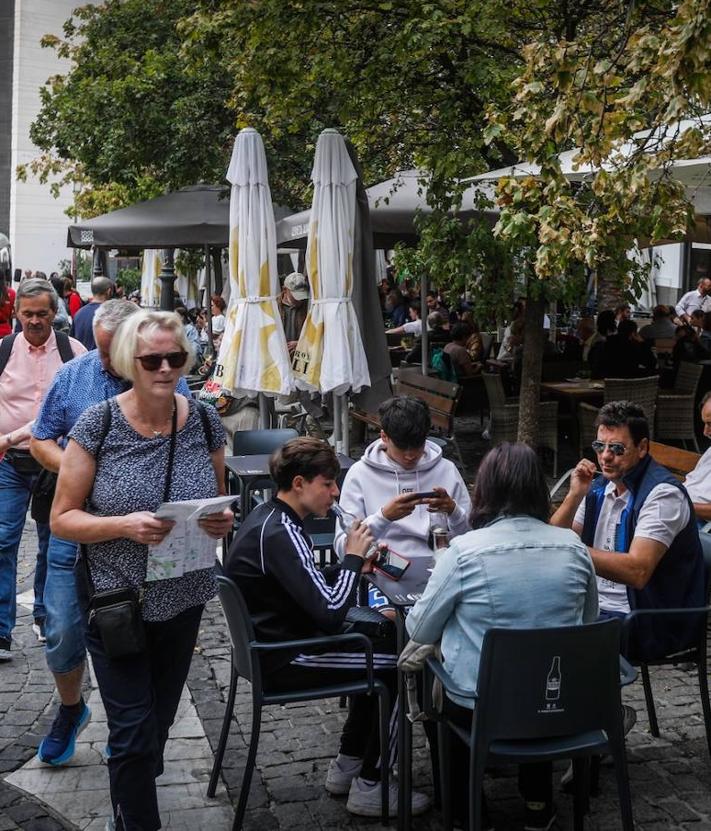 Imagen secundaria 2 - Tres momentos del mediodía de este sábado. Colas para entrar en la Catedral, ambiente en el Braserito y en la PLaza de la Romanilla.