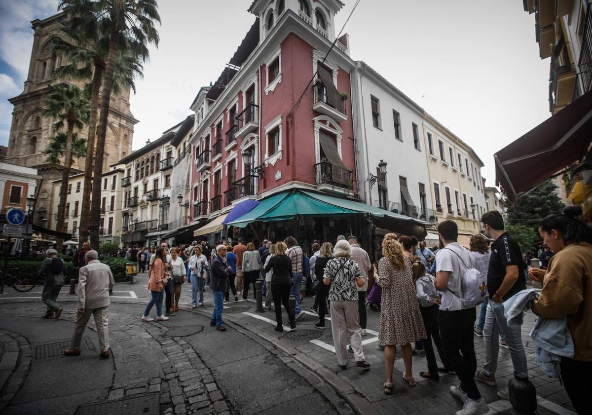 Imagen principal - Tres momentos del mediodía de este sábado. Colas para entrar en la Catedral, ambiente en el Braserito y en la PLaza de la Romanilla.