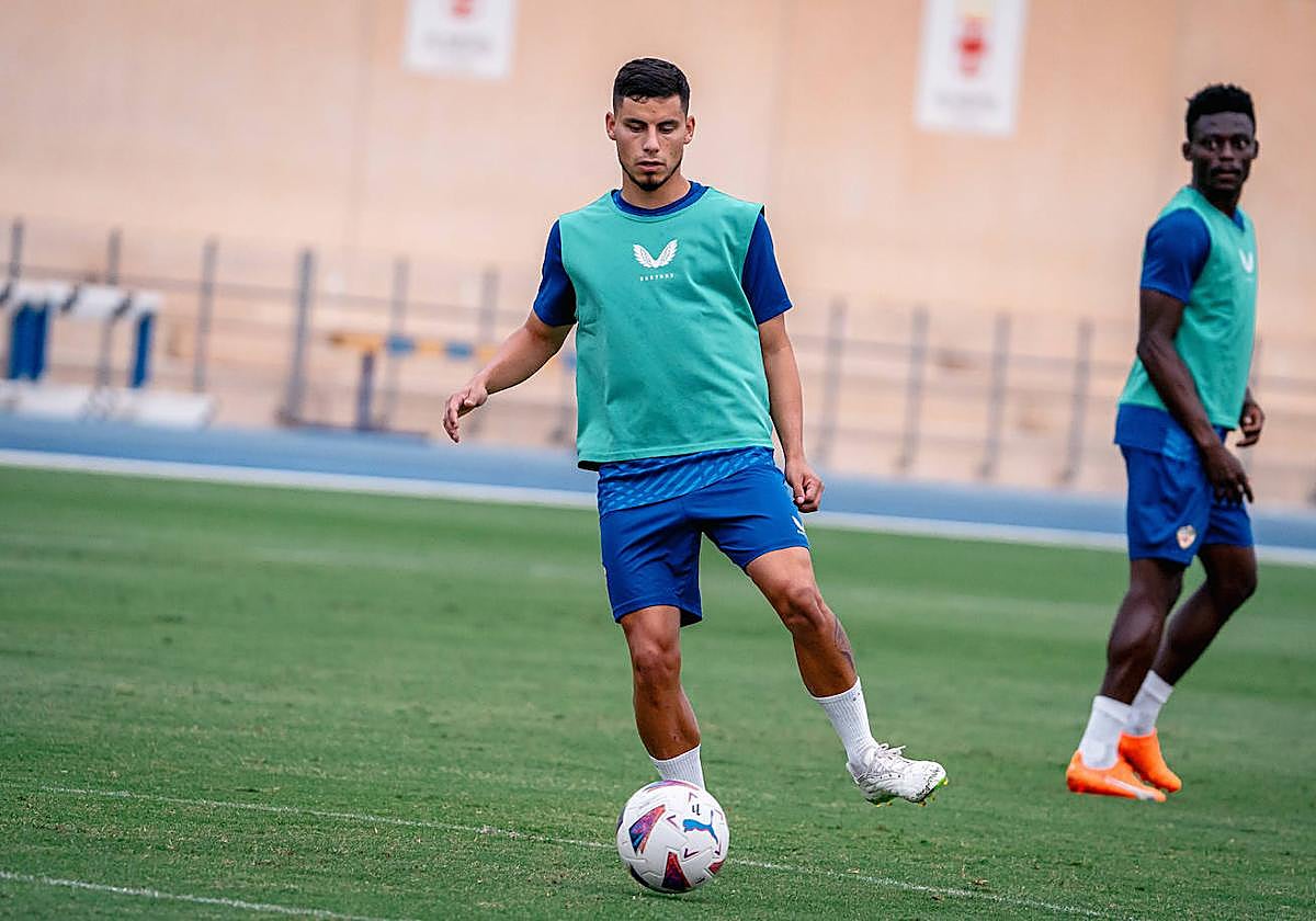 Lucas Robertone toca balón en el Anexo.