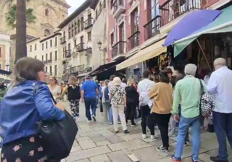 Largas colas este sábado para acceder a la Catedral de Granada.