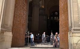 Apertura d elas puertas de la Catedral para iniciar el cortejo de la Magna, con el sol asomando por fin