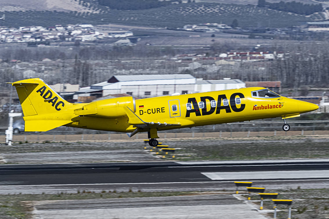 Imagen secundaria 2 - Arriba, avión de Vueling con librea Disney en la misma pista que un caza. Abajo, Airbus A-321 y avión ambulancia Learjet 60XR. 