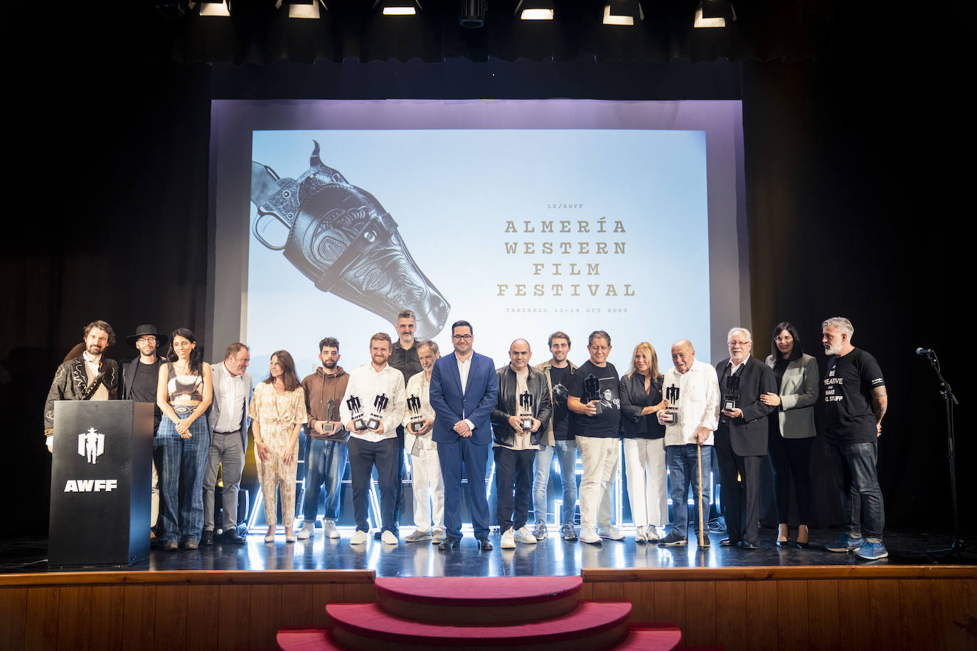 Foto de familia de la entrega de premios de la gala de clausura de Almería Western Film Festival, en el teatro de Tabernas.