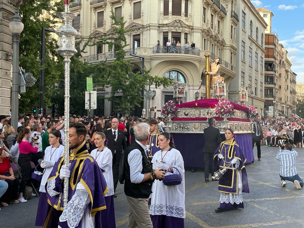 Las imágenes de la Magna de Granada: los 22 pasos en las calles de la ciudad