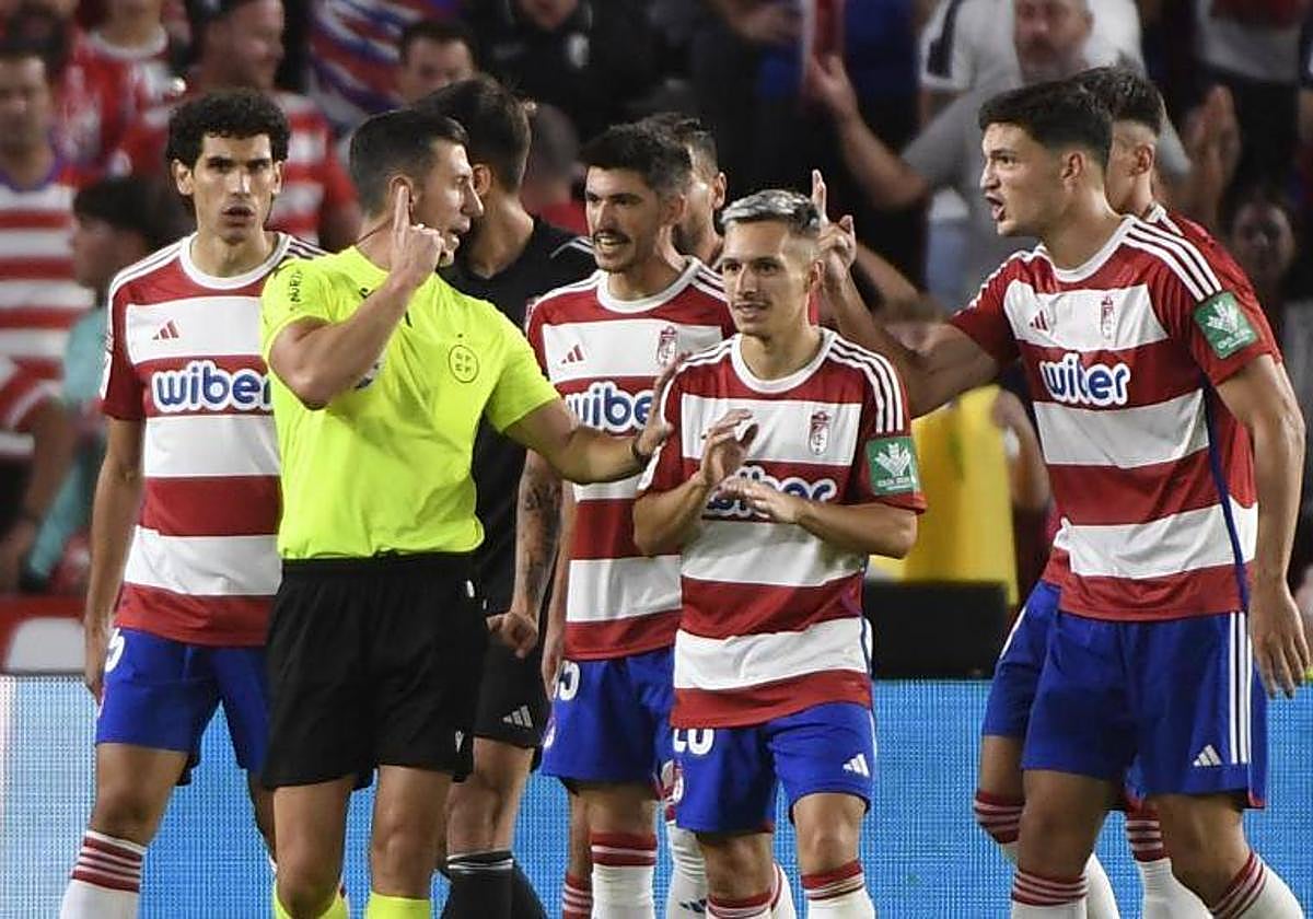 Rubio, a la derecha, protesta junto a sus compañeros.