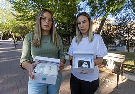 Laura y María posan con las cajitas de recuerdos que les entregaron en el hospital.