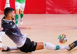 Jesús Gómez disputa el esférico ante Touré.