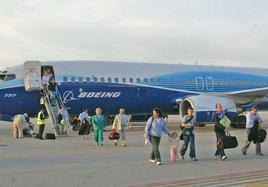 Pasajeros de un vuelo a Liverpool de la compañía Ryanair en 2005, tras aterrizar en Granada.