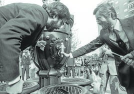 Narcís Serra y Antonio Jara, inauguran la fuente de Canaletas en Granada, en 1982.