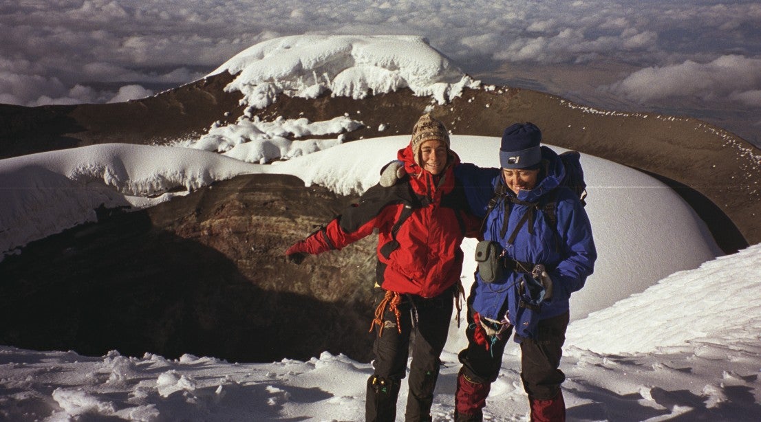 En una de las primeras expediciones la familia de Pipi Cardell acompañó a su tía al campo base del Everest. «Vivir esa experiencia desde dentro y ver aquellas montañas despertó en mí una explosión, una chispa, una llama y dije que quería experimentar eso», rememora. Junto a su tía vivió su primera experiencia en montañas de 5.000-6.000 metros, como la cima del Cotopaxi y el Chimborazo.