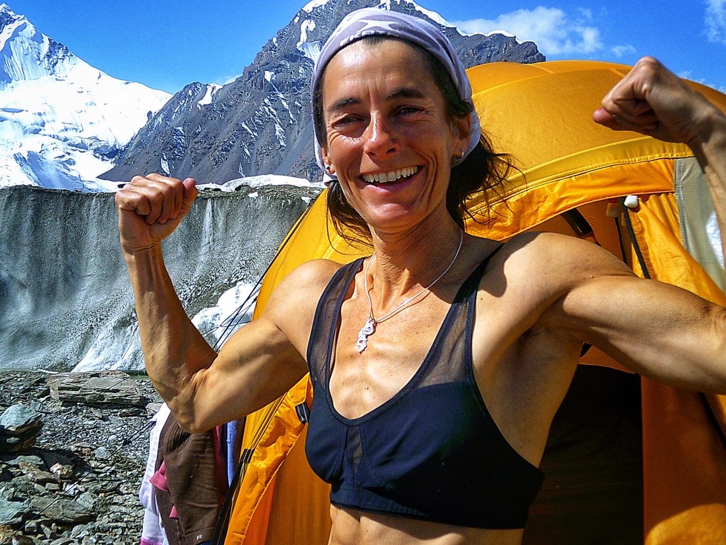 Cardell decide buscar sitios más solitarios y picos vírgenes. Hizo su primera expedición en solitario, en el Karakorum, en el que ascendió un pico virgen. Y después continuó la misma línea. Tras una ascensión para aclimatar al Khan Tengri, abrió una nueva vía en el Chapayev.