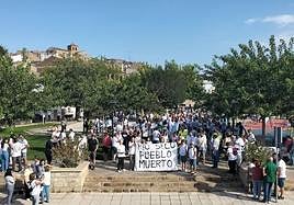 Un momento de la concentración de los vecinos de Benamaurel.